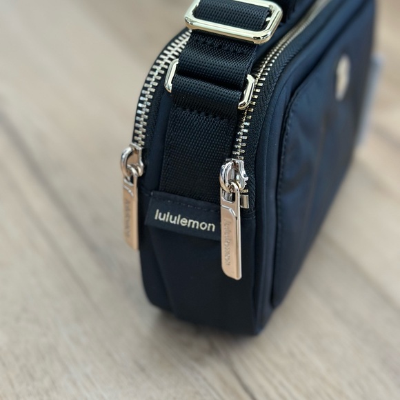 Lululemon Crossbody Camera Bag - Picture 4 of 4